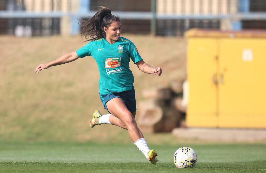 Micaelly é jogadora do São Paulo e melhor atacante do Brasileirão feminino A1 2022 segundo o InStats